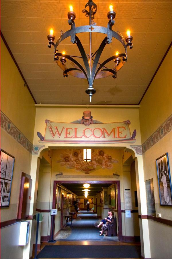 Mcmenamins Kennedy School Hotel Портланд Екстериор снимка